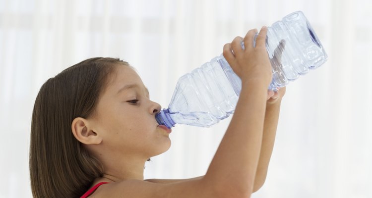 Pídele a tu hijo que tome agua fría en la cocina, en caso de que el hipo haga que la escupa.
