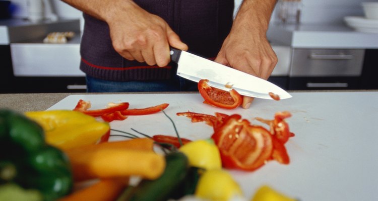 Homem picando vegetais
