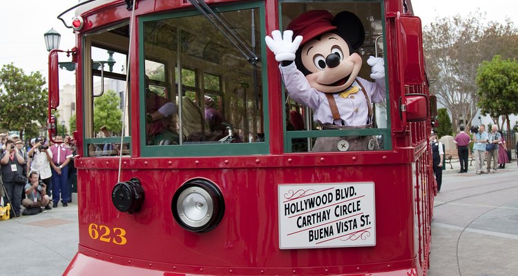 Los visitantes pueden montarse al Red Car Trolley en Disneland.