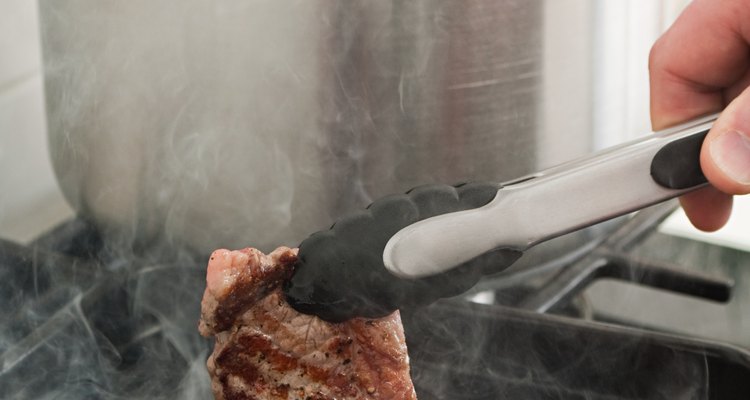 Existem algumas maneiras de preparar a carne mesmo quando não houver tempo de descongelá-la