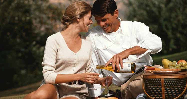 Considera dar una canasta de picnic llena de alimentos.