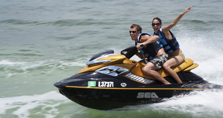 No dejes de probar hacer jet-ski cerca de Geneva on the Lake.