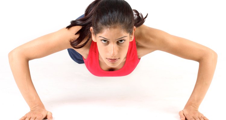 Las planchas o flexiones de codo te ayudarán a dar tono a tus brazos y abdominales, sin salir de tu habitación.