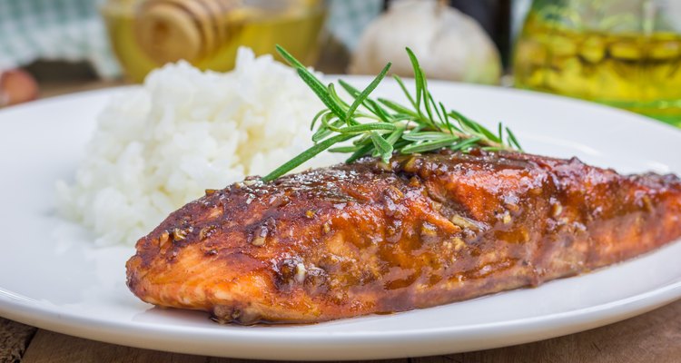 Baked salmon fillet in balsamic-honey sauce with rice