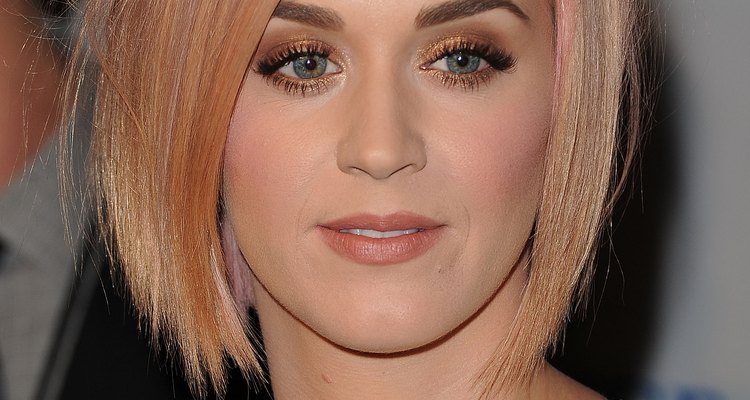 Mezcla sombras doradas, plateadas o de color bronce en el párpado, como la cantante Katy Perry lo hizo.