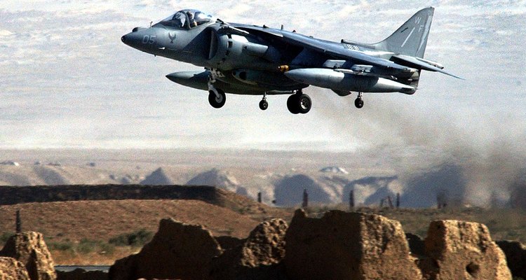Un avión de ataque Harrier despega de la base aérea de Bagram en Afganistán.