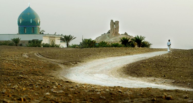 Un camino serpentea a través de un paisaje mesopotámico por un antiguo santuario.