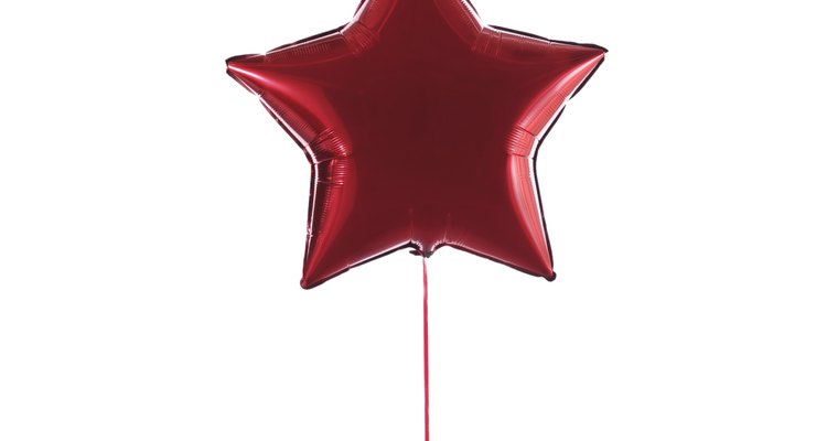 Usa globos rojos y azules con forma de estrella para decorar las paredes.