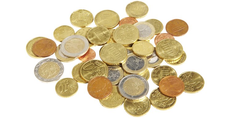É fácil limpar suas moedas antigas, mas fique atento; moedas colecionáveis podem perder seu valor