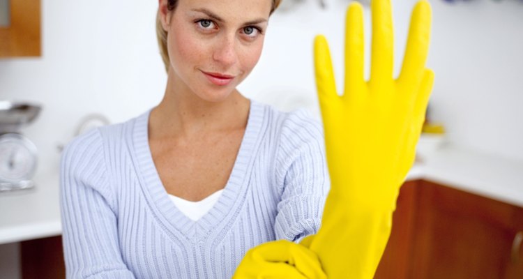 Los guantes de goma son la primer línea de defensa contra las enfermedades cuando limpias las manchas de vómito.