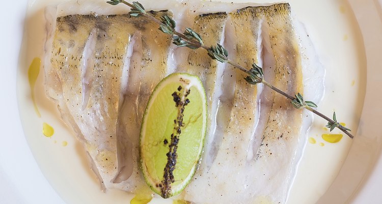 Perch steamed in white sauce and lemon