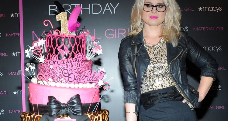 Kelly Osbourne apostou em um modelo de hastes grossas para equilibrar o rosto