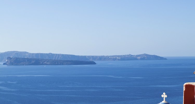 Los pueblos blancos contrastan con el azul de las aguas en Santorini.