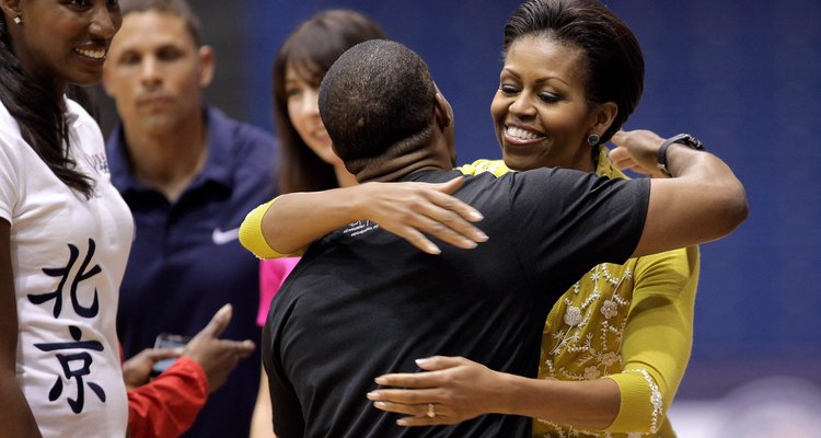 Michelle Obama abraza a un partidario