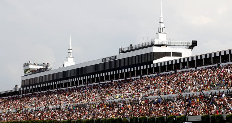 Los fanáticos de las carreras inundan el Pocono Raceway para las carreras de la copa Sprint NASCAR.