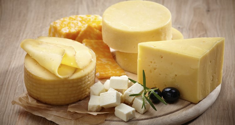 Si la encuentras, la leche cruda puede hacer los quesos caseros más maravillosos.
