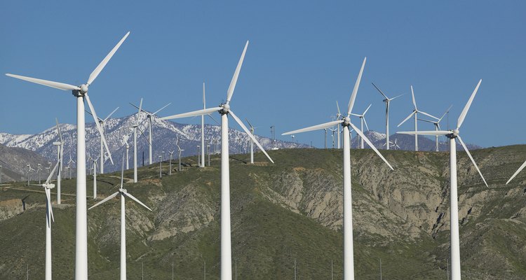 Los las turbinas de viento del molino generan electricidad.