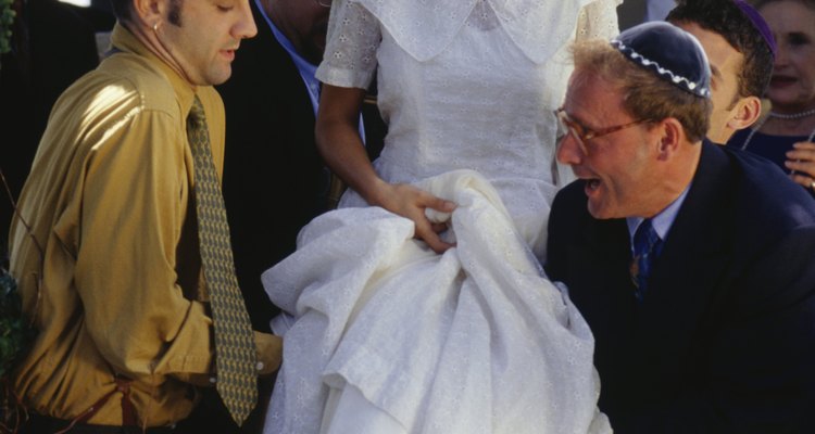 Las bodas judías se basan en tradiciones antiguas.