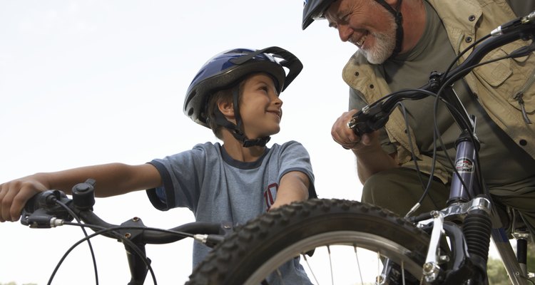 Los niños ciclistas con habilidaes pueden estar listos para bicicletas más grandes a una edad más temprana.