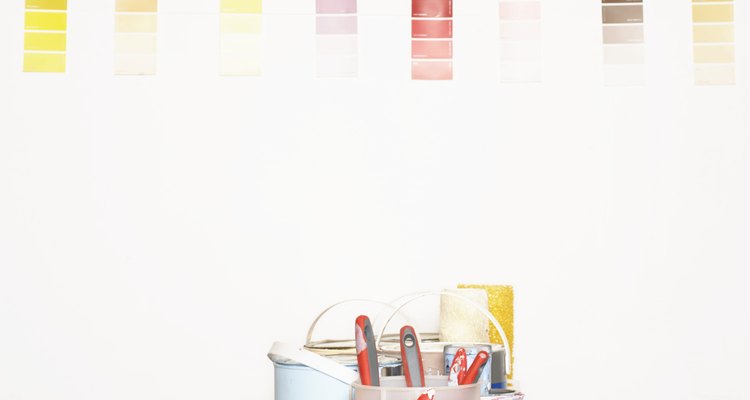 Debe equilibrarse con un diseño simple de muebles oscuros y cortinas en colores que incluyan colores vivos y toques de blanco.