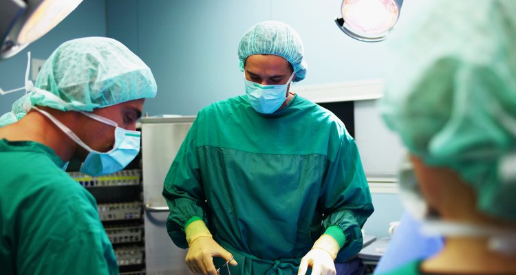 Después de terminar los estudios de grado, un cirujano general aspirante también debe completar cuatro años de escuela de medicina.