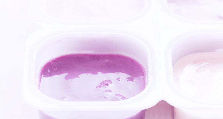 Encontrarás una gran variedad de yogures que tienen probióticos; escoge la de tu preferencia.