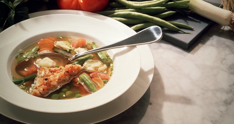 A sopa de legumes e tomate contém nutrientes e líquido abundante