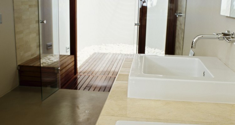 Los rieles de aluminio de las puertas de la ducha a menudo se pasan por alto cuando se realiza la limpieza.