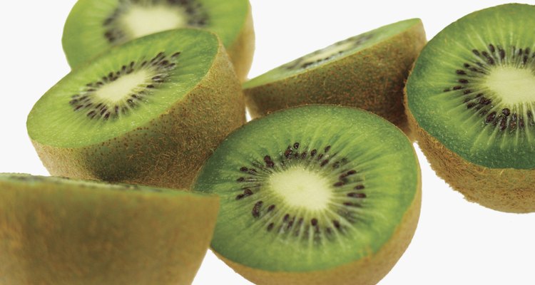 El kiwi contiene el doble de vitamina C que una naranja.