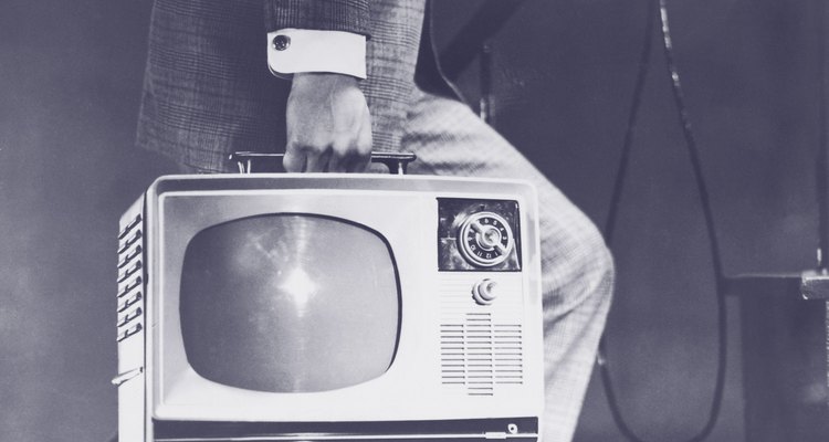 En octubre de 1951 comienzan las transmisiones de la primera estación de TV argentina: canal 7.
