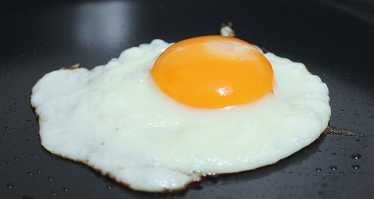 Se puede freír el huevo perfecto utilizando una variedad de aceites, incluyendo mantequilla.