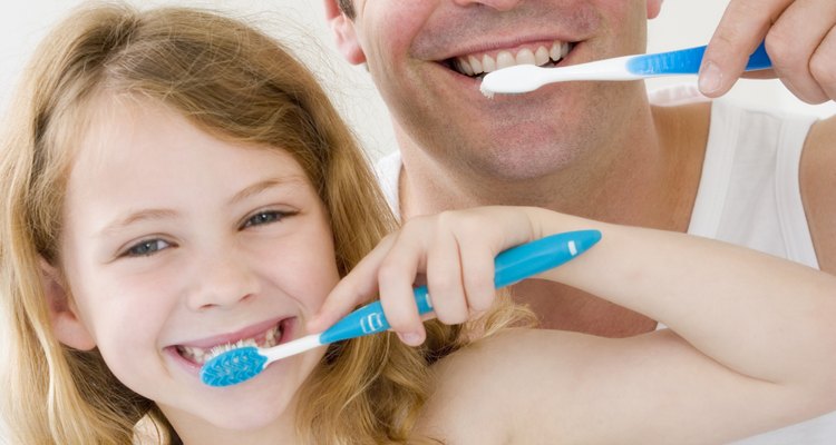 Limpiar tus dientes te ayudará a prevenir el aliento ofensivo.