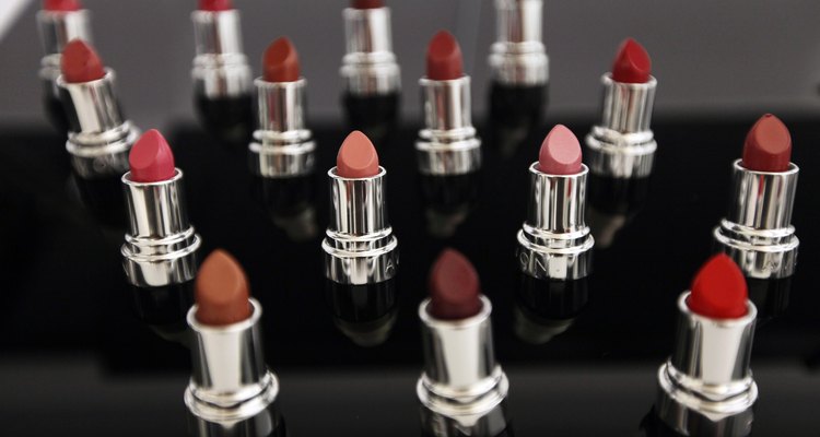 Avon cuenta con productos de maquillaje, entre otros elementos de belleza.