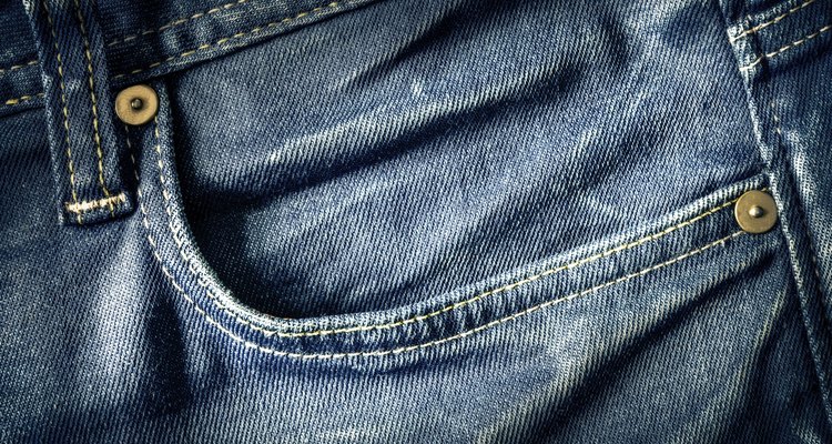 Apare as bordas desgastadas dos seus jeans rasgados