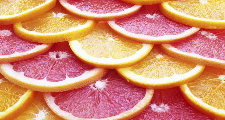 Para conseguir um brilho suave no rosto, aplique suco de laranja sobre a pele