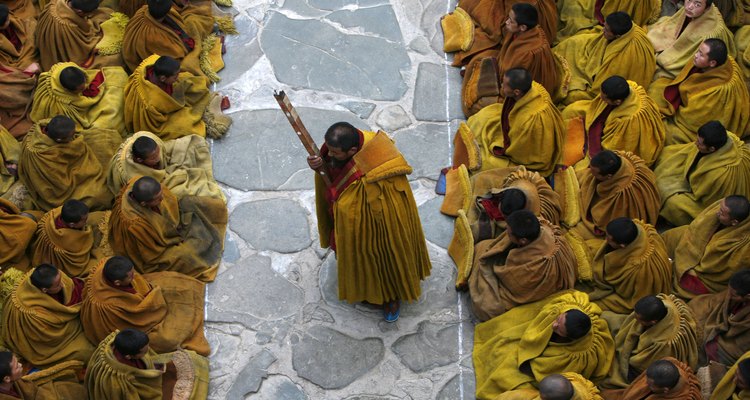 Los rituales budistas tibetanos son practicados tanto por parte de los monjes como de los practicantes laicos.