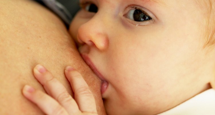Hasta los tres meses tu bebé debe alimentarse sólo de leche materna o fórmula.