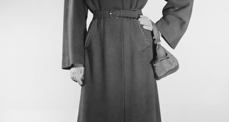 Las hombreras y los escotes altos contrarrestaron los dobladillos más cortos durante la escasez de tela de la década de 1940.