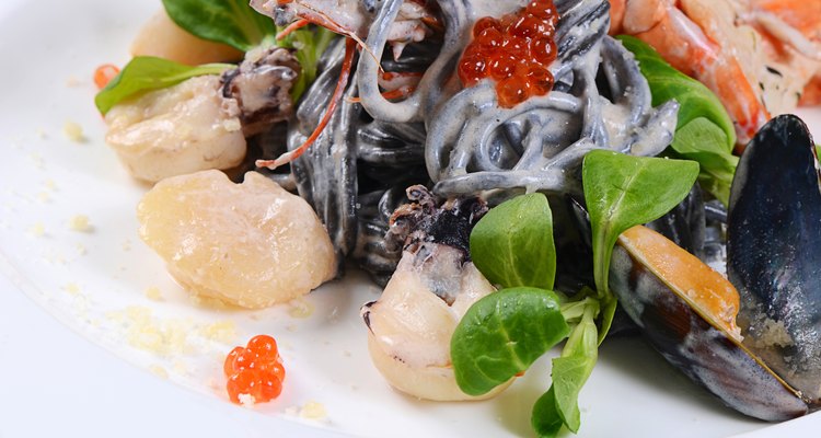 Black spaghetti with seafood