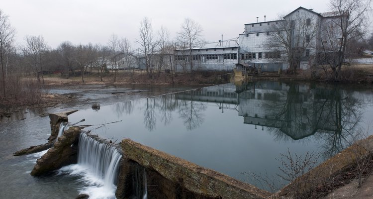 Aunque ya no está en uso, el molino de Ozark se encuentra junto al río Finley en Ozark, Missouri.