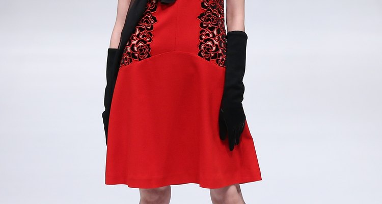 Una modelo muestra una pieza de la colección Xie Feng en la Semana de la Moda de Beijing Otoño/Invierno 2013-2014 en marzo de 2013.