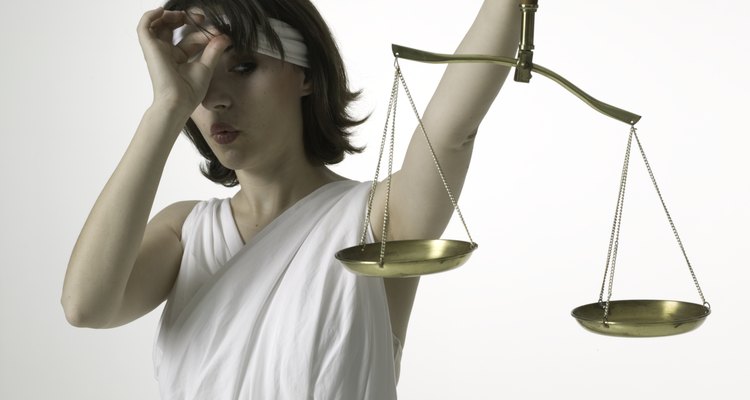 Estas causas se resuelven en un tribunal penal y dan lugar a penas de cárcel o libertad condicional si el acusado es encontrado culpable.