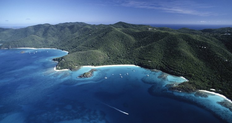 Los visitantes de Trunk Bay pueden tomar el sol o bucear.