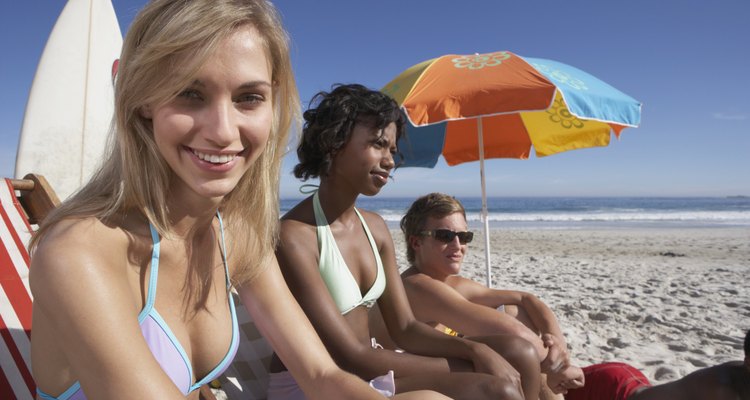 Una cesta de picnic es el requisito indispensable para una tarde de picnic al sol con amigas.