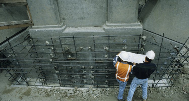 Los ingenieros civiles ayudan en la planeación de proyectos de construcción como los puentes.
