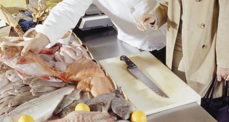 Para evitar los olores desagradables del pescado, remójalo antes de cocinarlo.