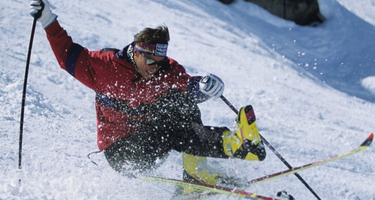 Se um esquiador não soltar os polos, quando ocorre uma queda durante a prática de esqui, é possível distender a articulação MCF