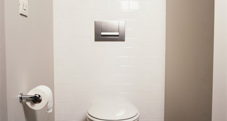 Se o esgoto do sanitário está retornando para o ralo do chuveiro certamente você tem um problema de entupimento das linhas de esgoto