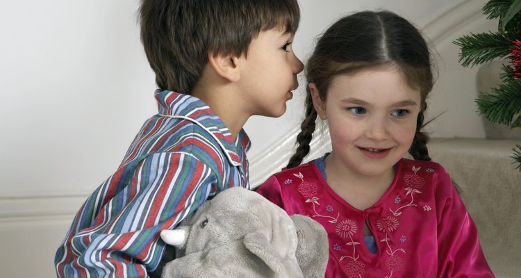 Si sabes coser, ayuda a tu hijo a hacer su propio gran peluche.