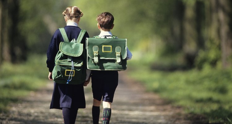 Los niños deben caminar a casa desde la escuela con un padre, vecino, amigo, hermano o hermana.
